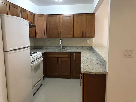 4th image of 7522 Parsons Blvd #2