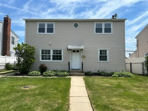 32 Gables Drive, Hicksville, NY 11801