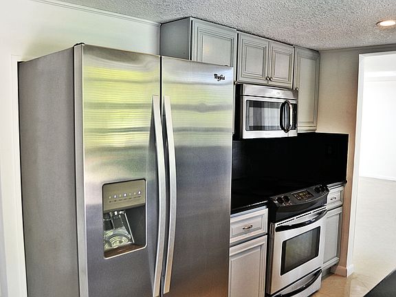 5th image of 7909 NW 70th Ave