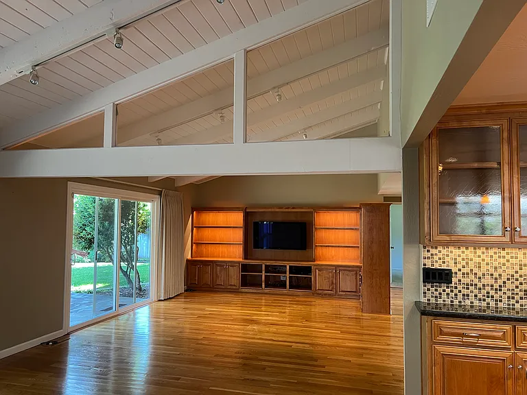 1305 Avalon Dr — Photo 3