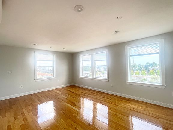3rd image of 325 Newport Ave APT 31