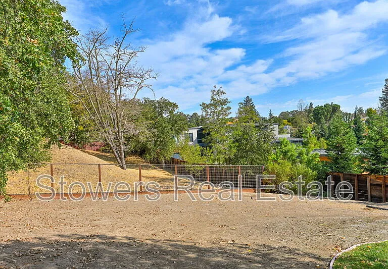 1090 Livorna Rd — Photo 24