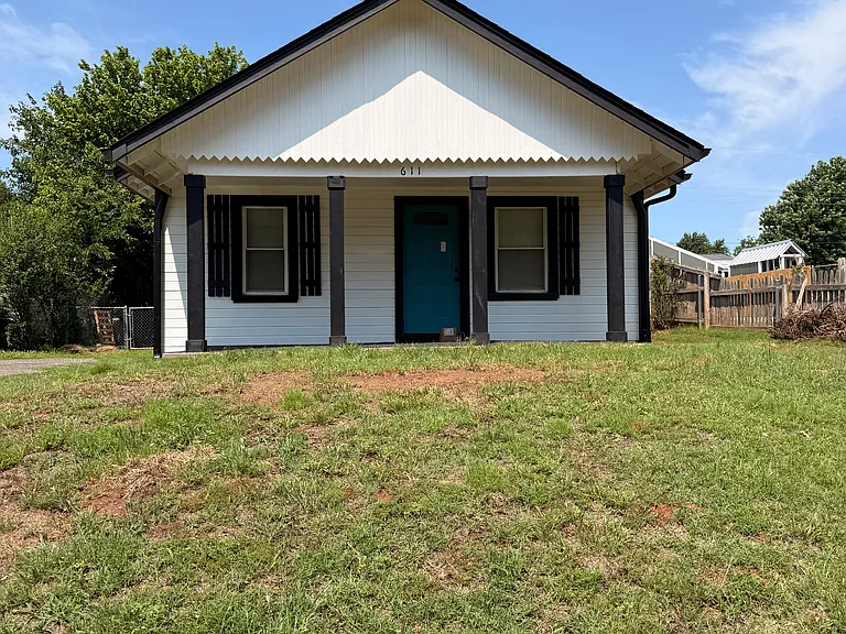611 N Van Buren Ave — Photo 1