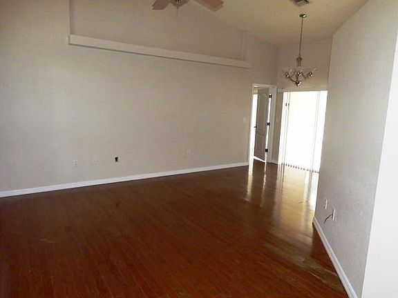 3rd image of 2055 Roscoe Ln
