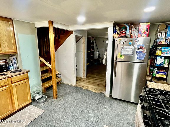 4th image of 305 Mountain Rd