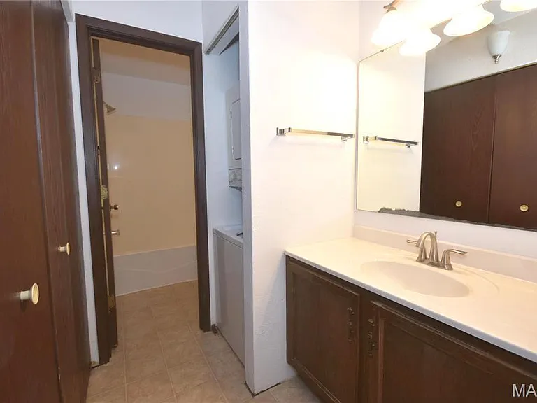 94 Peachtree Ln — Photo 6