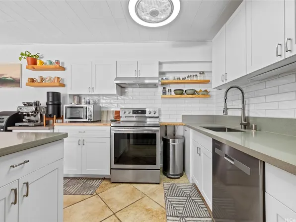 225 Kaiulani Ave APT 804, Honolulu, HI 96815