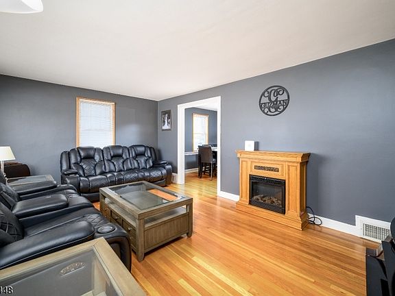 4th image of 437 Bailey Ave