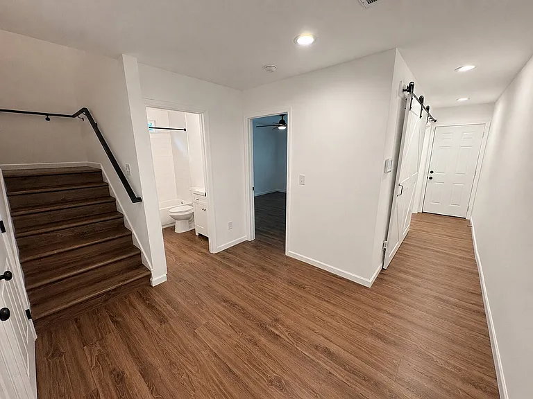 538 E State St — Photo 8