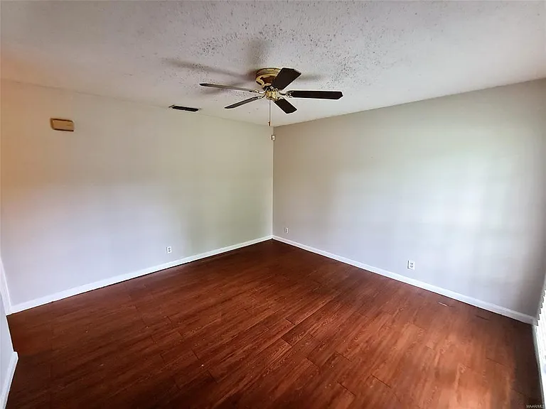 516 Lawndale Ln — Photo 2