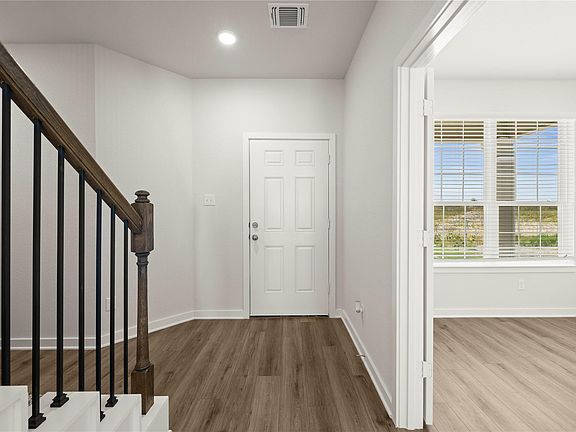 4th image of 504 Sleep Hollow Dr