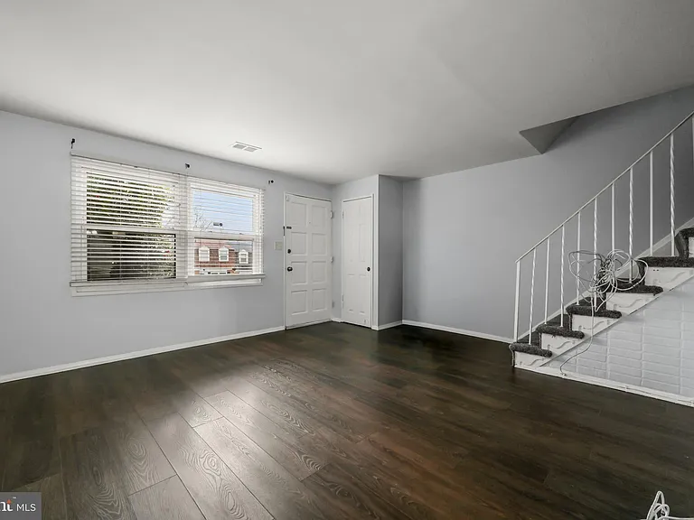 1610 Wentworth Ave — Photo 9