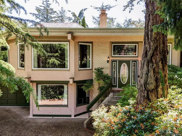 1055 Thistlewood Dr, Saanich, BC V8X 4Z7
