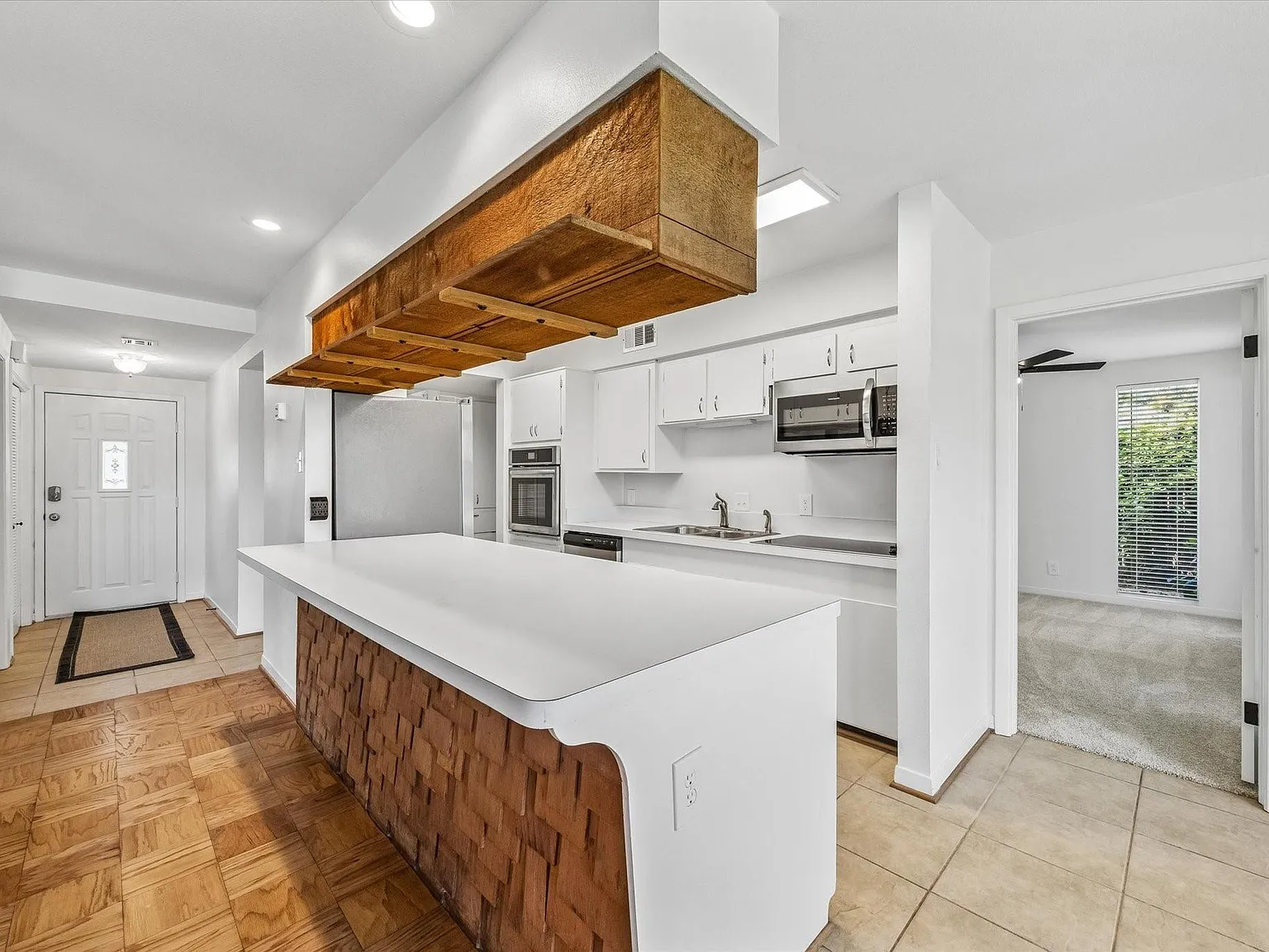 3 bed, 2.0 bath, 1745 sqft, $3,000 — Photo 4