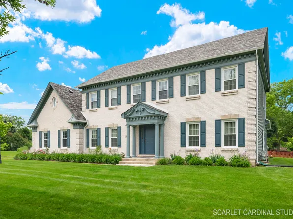 823 Whispering Hills Dr, Naperville, IL 60540