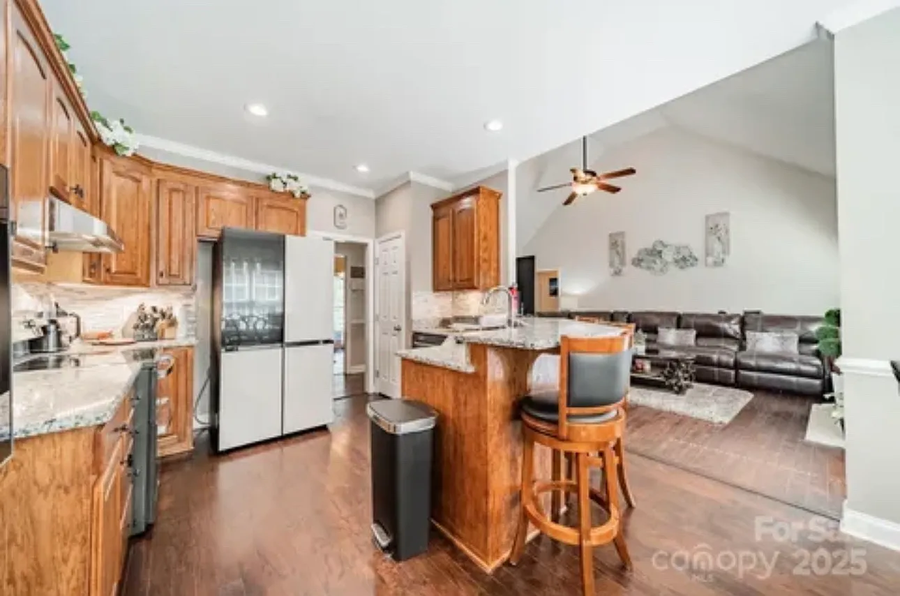 4 bed, 2135 sqft, $3,200 — Photo 3