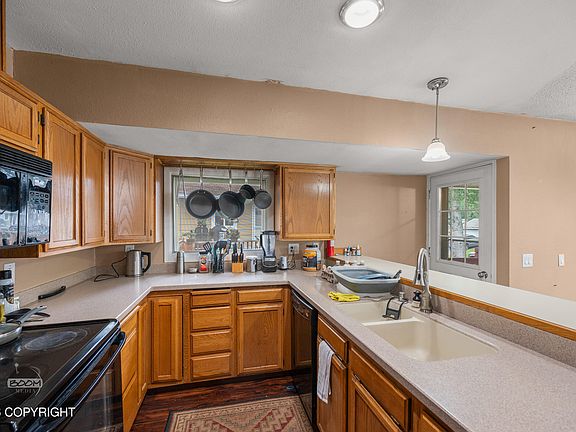 5th image of 890 Lancaster Dr