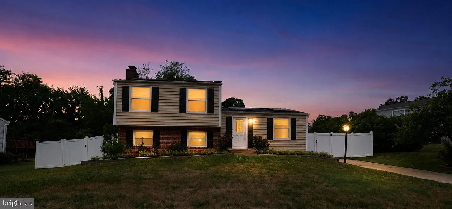 3 bed, 2.0 bath, 1744 sqft, $3,000 — Photo 2