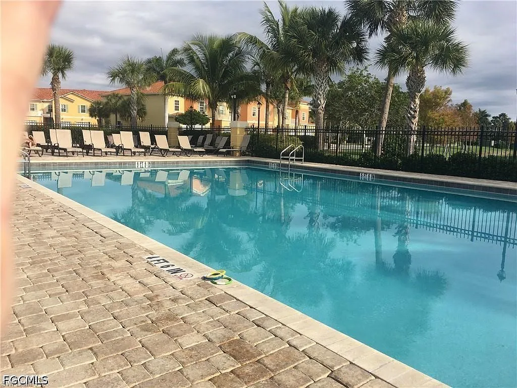3 bed, 2.5 bath, 1819 sqft, $1,800 — Photo 3