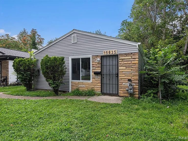 15835 Burgess St — Photo 11