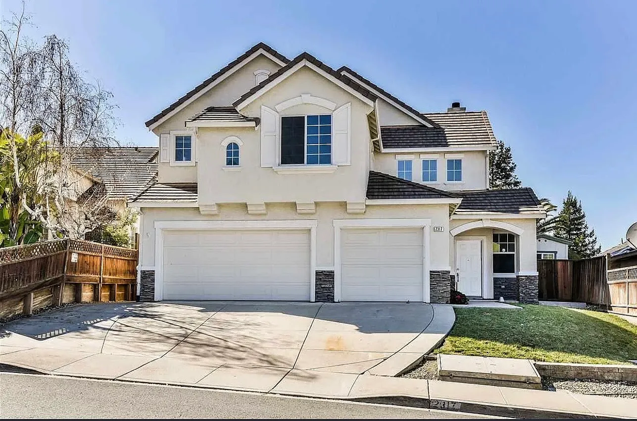 5 bed, 2514 sqft, $3,990 — Photo 1