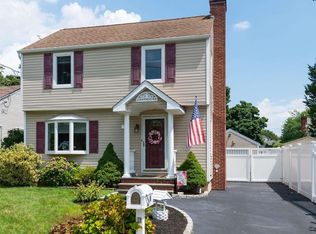 16 Johnston St, Locust Valley, NY 11560