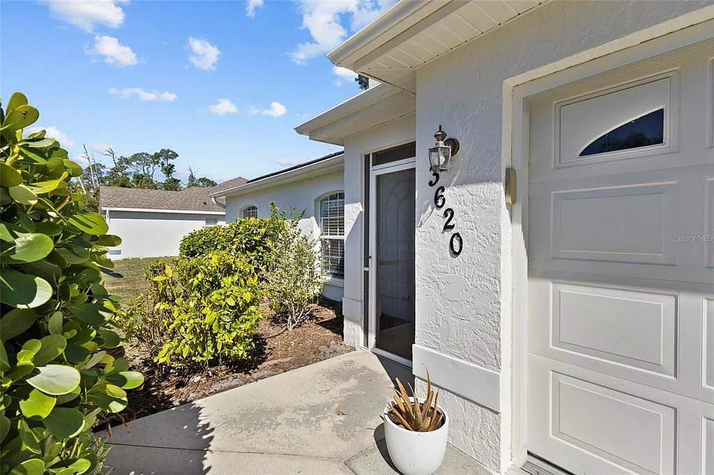 3 bed, 2.0 bath, 1226 sqft, $2,699 — Photo 2