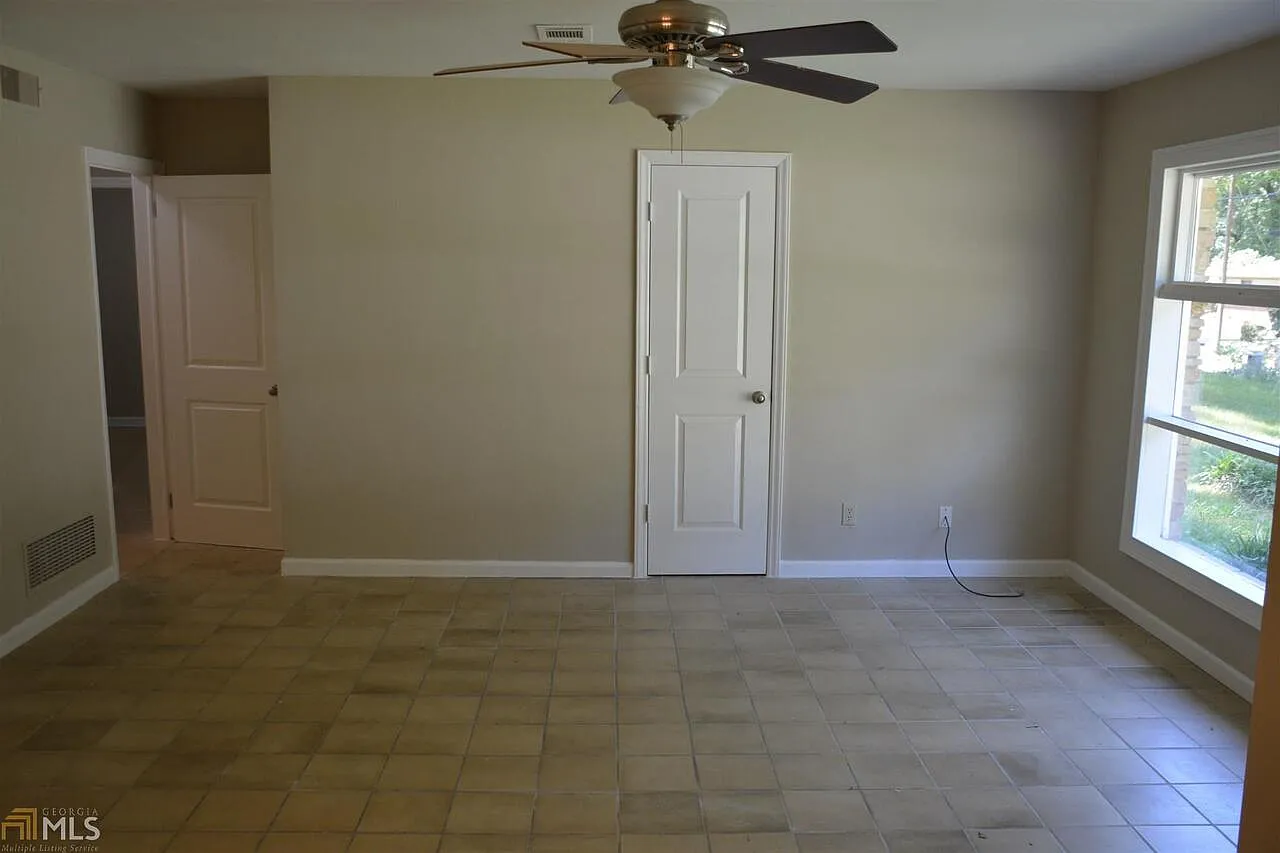 3 bed, 1.0 bath, 1031 sqft, $1,650 — Photo 2