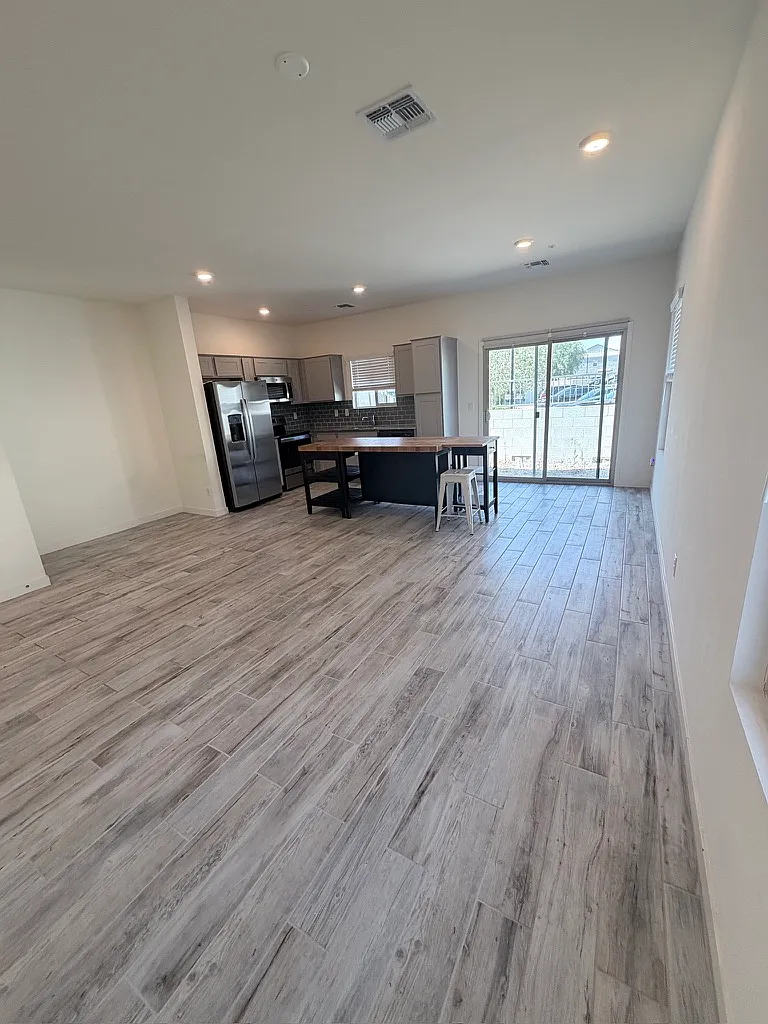 3 bed, 2.5 bath, 1239 sqft, $2,300 — Photo 4