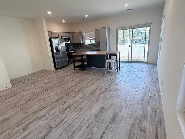 2236 W Laurie Ln — Photo 4
