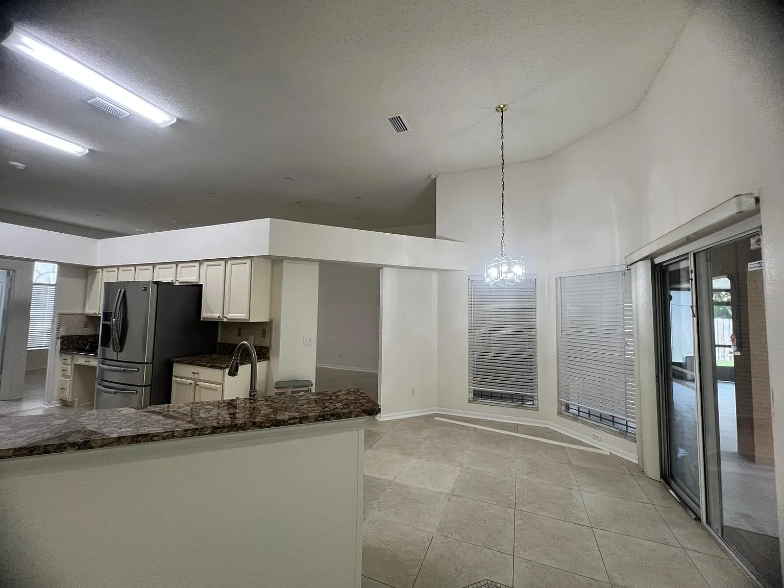 4 bed, 2.0 bath, 2084 sqft, $2,950 — Photo 4