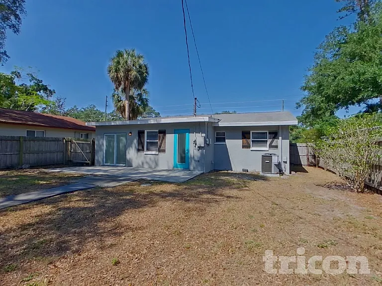 2413 Park St N — Photo 15