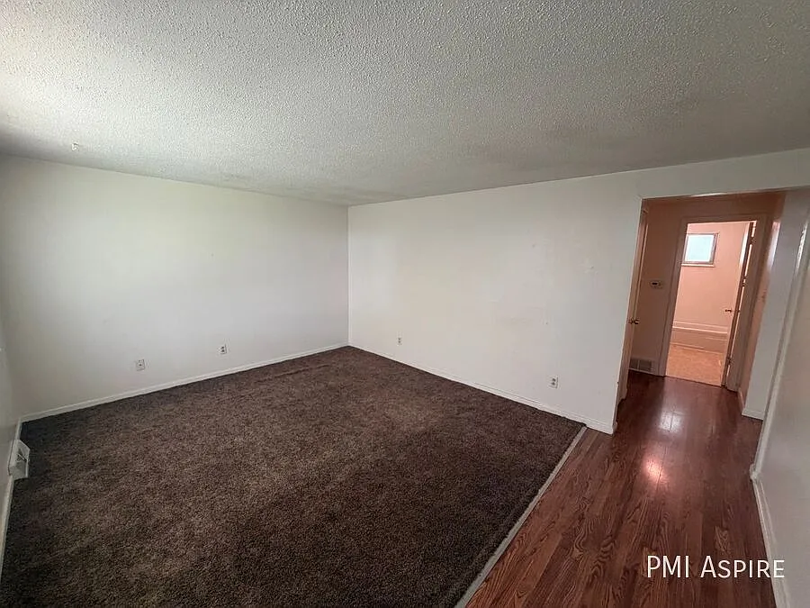2 Bedroom 1 Bathroom Apartment in Longmont — Photo 2