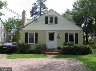 5518 Greentree Rd, Bethesda, MD 20817