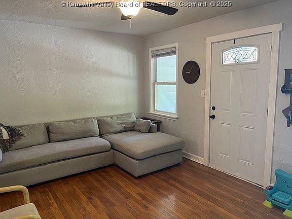 5th image of 934 Village Dr