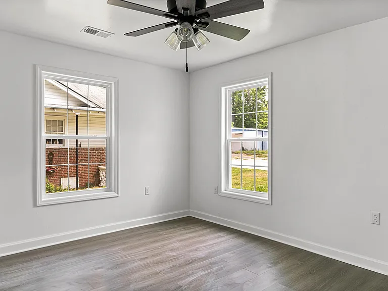 565 Louis St — Photo 22