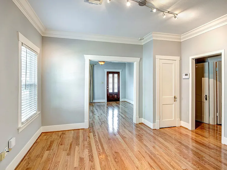 2219 Singleton St — Photo 4