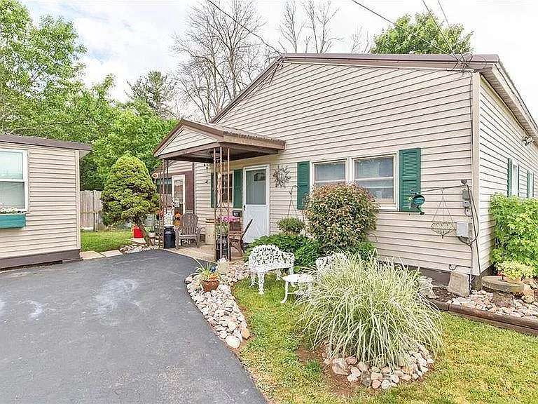 627 Boston Rd photo 1
