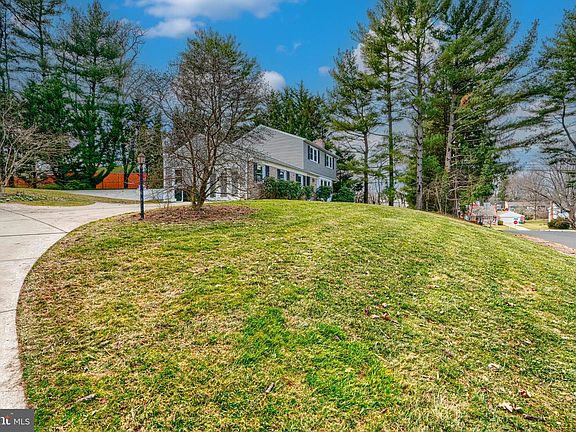 4th image of 1202 Vermont Rd