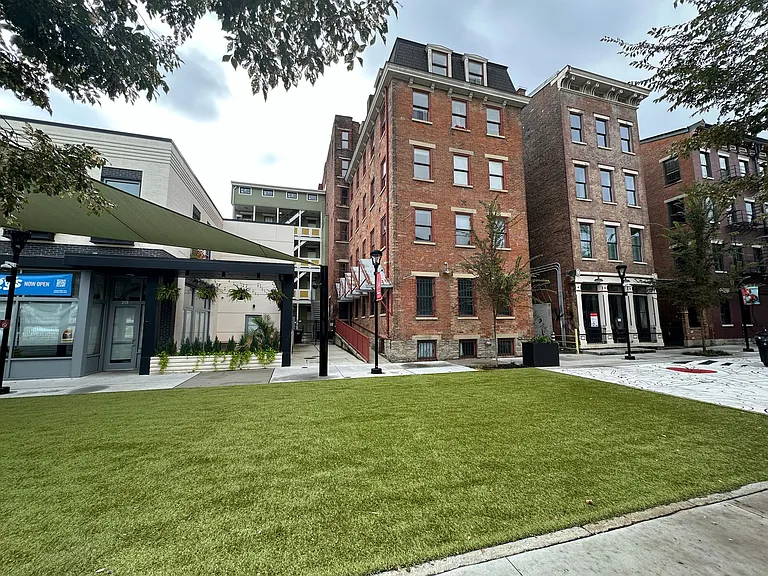 209 Woodward St — Photo 2