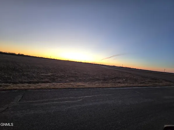 5300 Falconer Dr, Bismarck, ND 58504