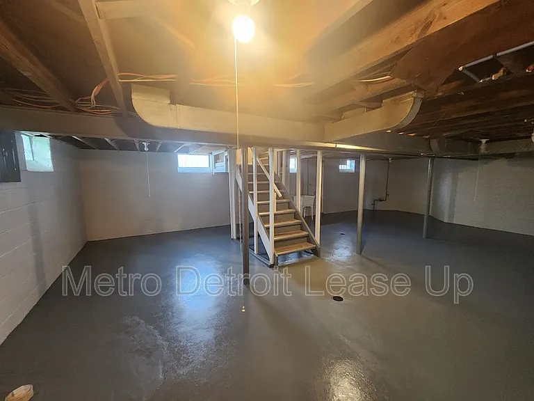 19419 Westphalia St — Photo 10