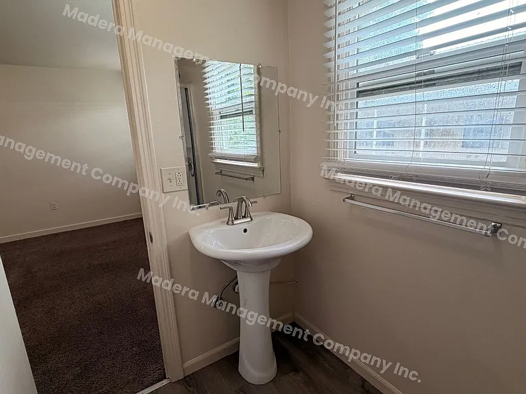 210 N C St — Photo 12