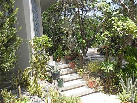 Nice & well landscaped Entryway