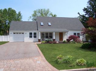 23 Crater Lake Dr, Coram, NY 11727