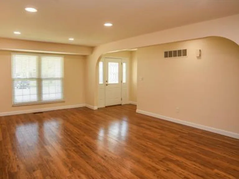 297 Village Creek Dr — Photo 3