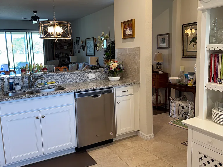 Large eat in kitchen with pantry
