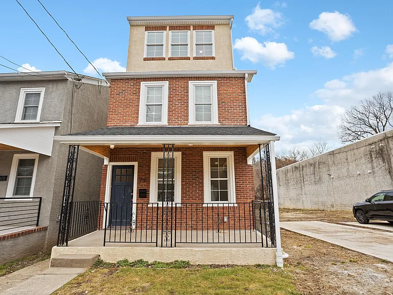 731 E Elm St — Photo 1