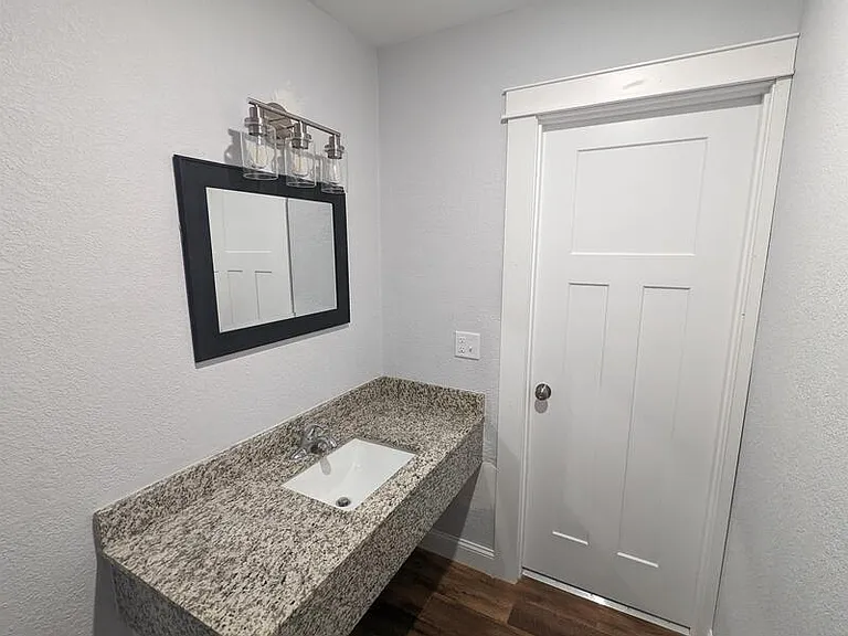 205 Oskaloosa St #206 — Photo 5