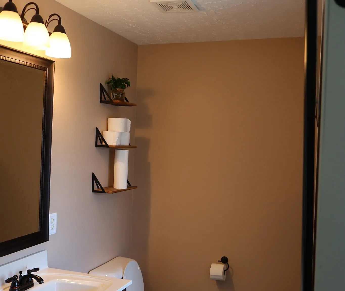 3 bed, 2.0 bath, 1580 sqft, $1,900 — Photo 4